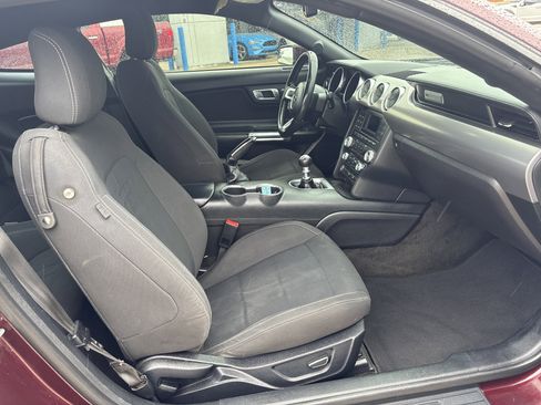 Used 2018 Ford Mustang GT w/ Black Accent Pkg RWD image 7