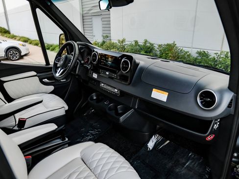 Used 2023 Mercedes-Benz Sprinter 3500 image 41