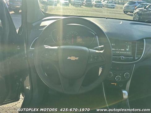 Used 2017 Chevrolet Trax LT w/ Driver Confidence Package image 16
