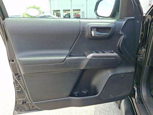 Used 2019 Toyota Tacoma TRD Sport w/ TRD Premium Sport Package AWD/4WD image 13