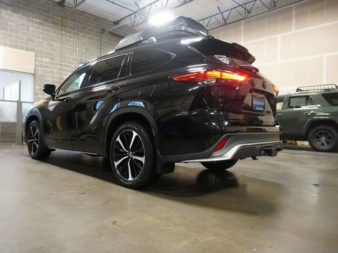 Used 2022 Toyota Highlander XSE image 3
