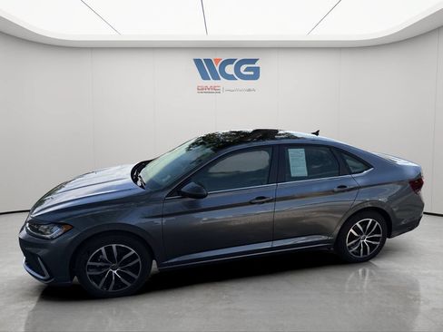 Used 2025 Volkswagen Jetta SE FWD image 6
