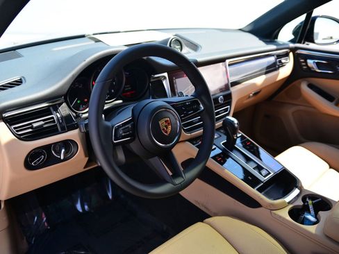 Certified 2025 Porsche Macan image 4