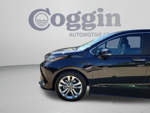 Used 2024 Toyota Sienna Platinum FWD image 32