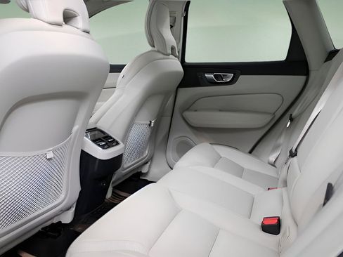 Certified 2023 Volvo XC60 B5 Ultimate w/ Climate Package image 35