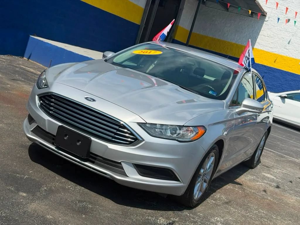 Used 2017 Ford Fusion SE w/ Fusion SE Technology Package FWD image 2