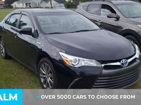 Used 2017 Toyota Camry XLE w/ Moonroof Package FWD image 3