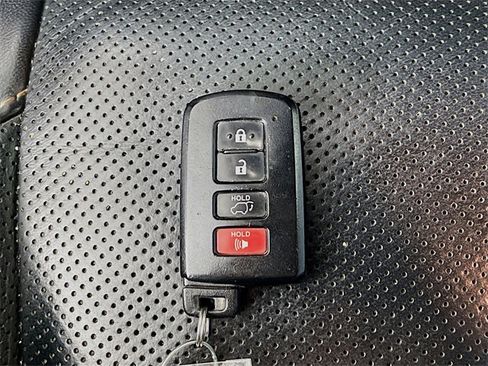 Used 2017 Toyota Highlander Limited image 12