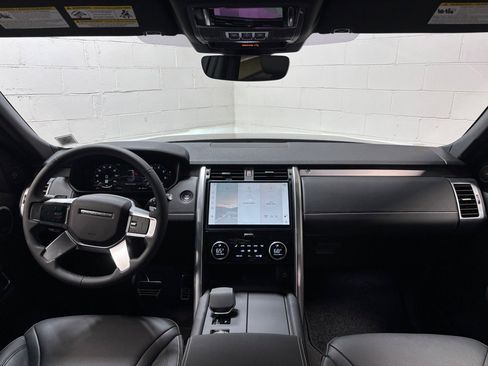 New 2025 Land Rover Discovery Dynamic SE image 32