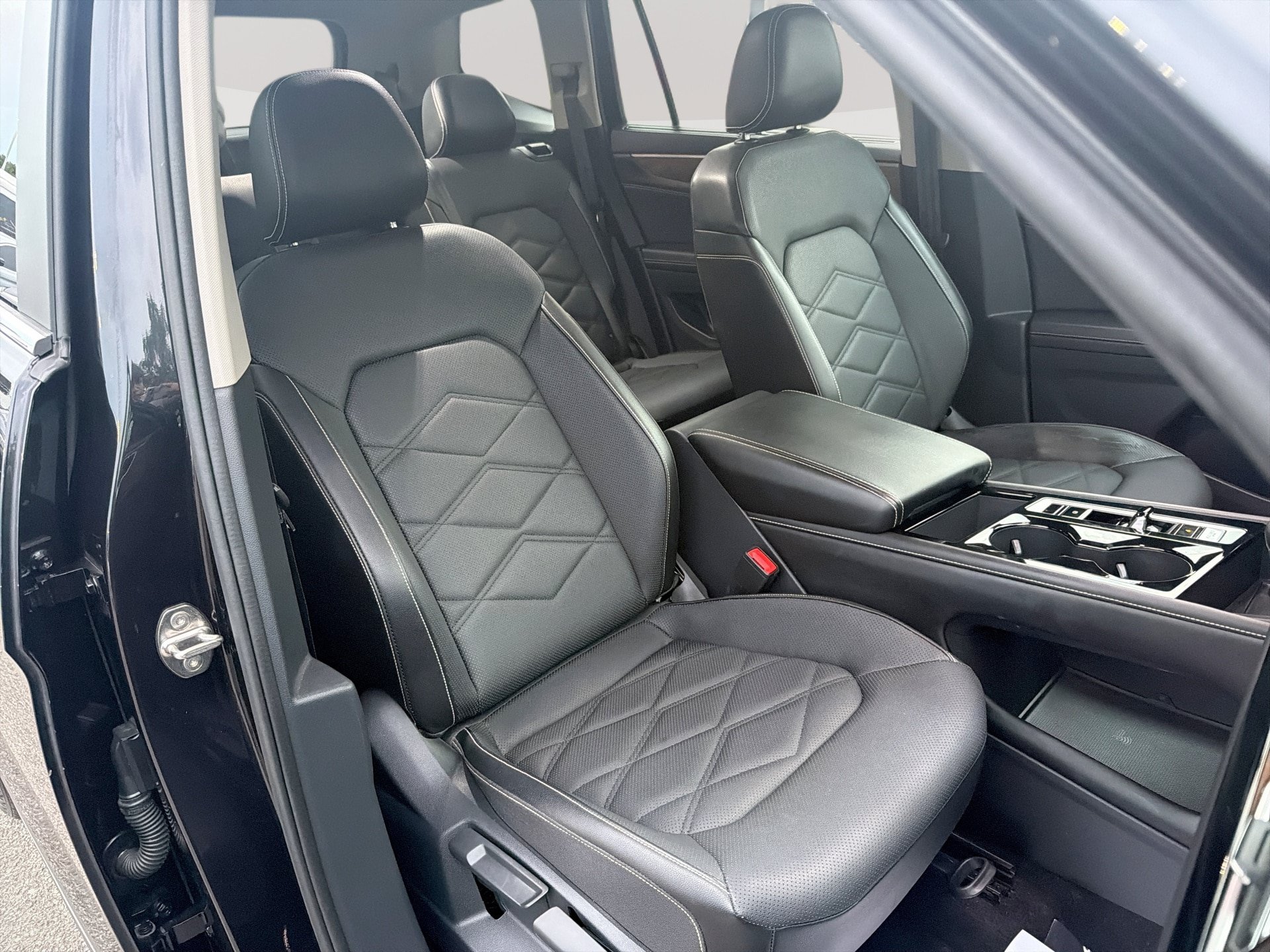 Used 2024 Volkswagen Atlas SE w/ Black Wheel Package AWD/4WD image 27