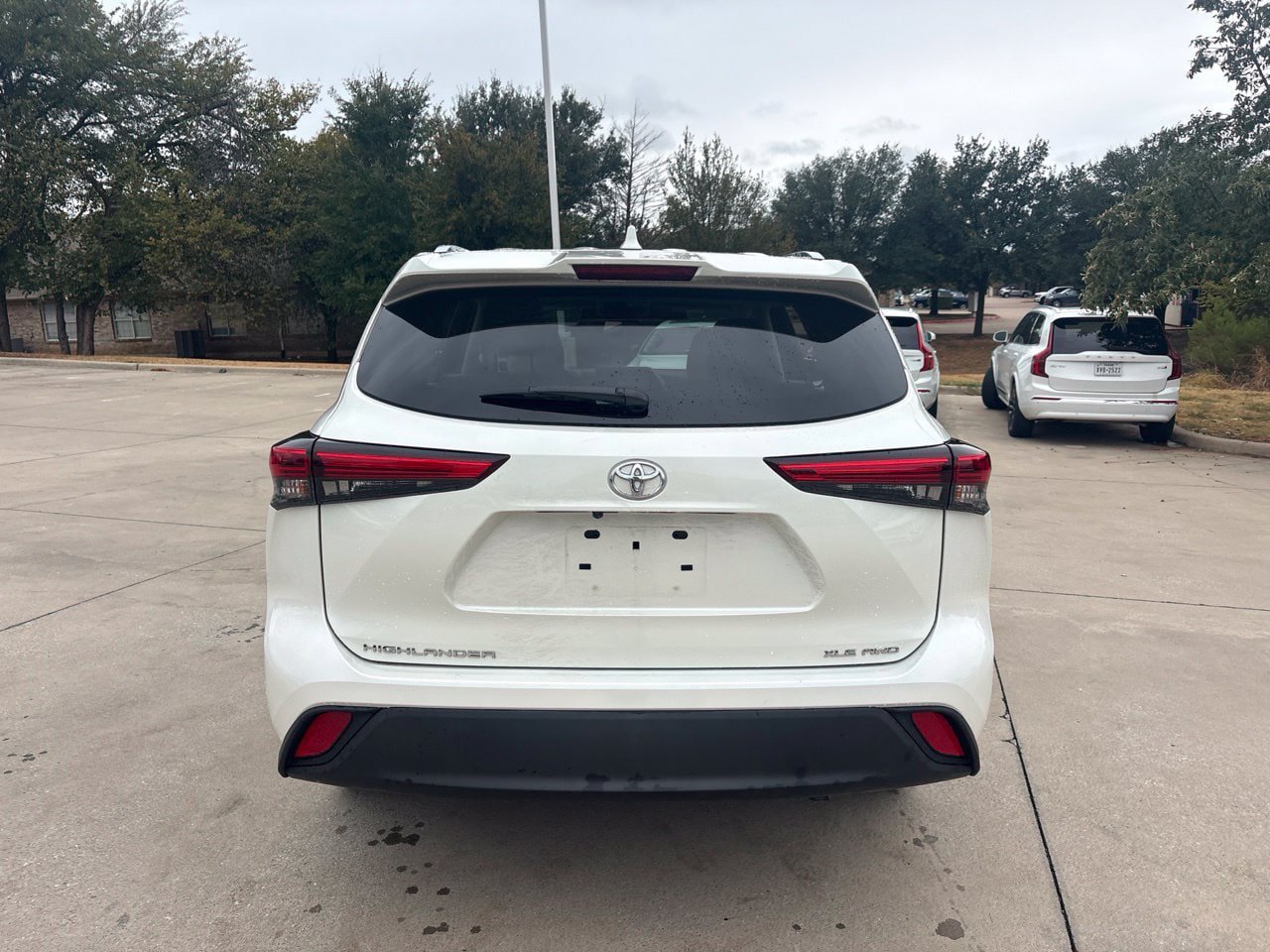 Used 2021 Toyota Highlander XLE AWD/4WD image 6