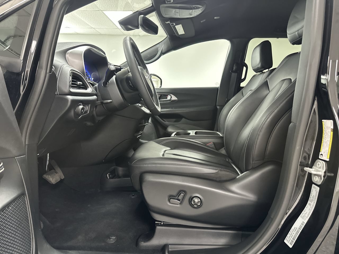 Used 2026 Chrysler Pacifica Select AWD/4WD image 10