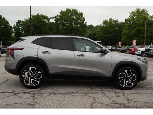 Used 2025 Chevrolet Trax RS w/ Driver Confidence Package FWD image 9