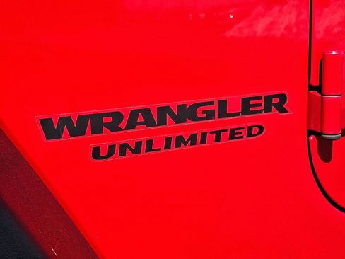 Used 2015 Jeep Wrangler Unlimited Rubicon w/ Connectivity Group image 15