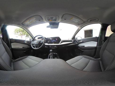Used 2025 Chevrolet Trax LT FWD image 37