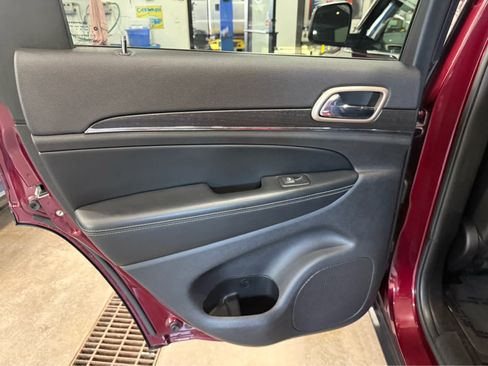 Used 2017 Jeep Grand Cherokee Limited w/ Luxury Group II AWD/4WD image 25
