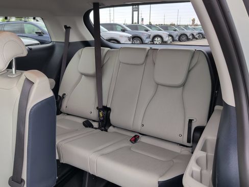 Used 2025 Kia Carnival EX FWD image 11