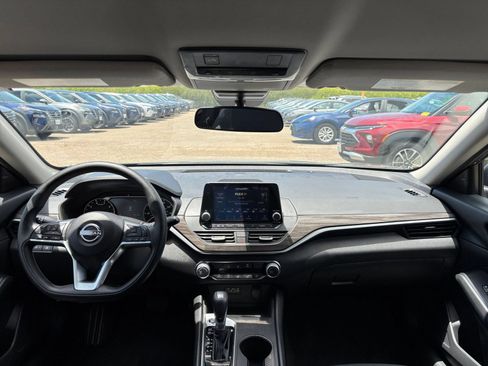Used 2025 Nissan Altima 2.5 SV FWD image 33