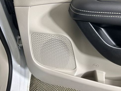 Used 2024 Chrysler Pacifica Limited image 31