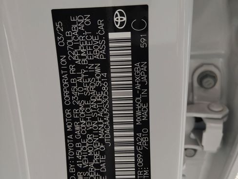 Used 2025 Toyota Prius XLE image 17