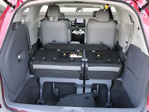 Used 2021 Toyota Sienna XLE w/ XLE Plus Package FWD image 21