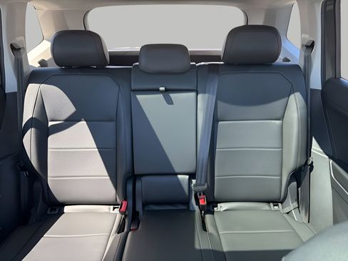 Used 2018 Volkswagen Tiguan SE w/ Panoramic Sunroof Package AWD/4WD image 21