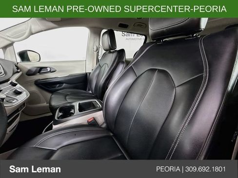 Used 2023 Chrysler Pacifica Touring-L FWD image 19