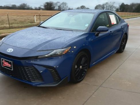 Used 2025 Toyota Camry SE image 3