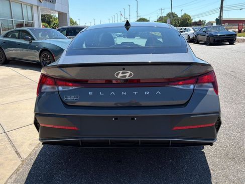Used 2025 Hyundai Elantra Sport FWD image 10