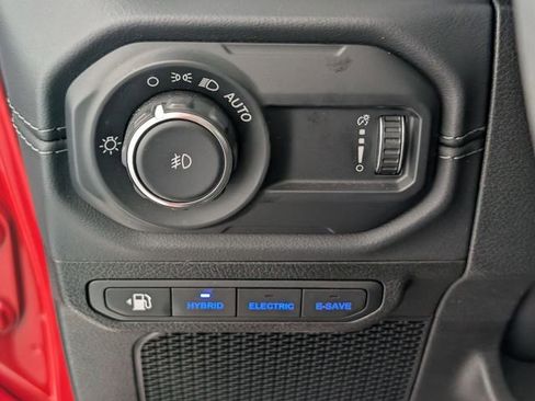 Used 2025 Jeep Wrangler Unlimited Sahara w/ Safety Group AWD/4WD image 13