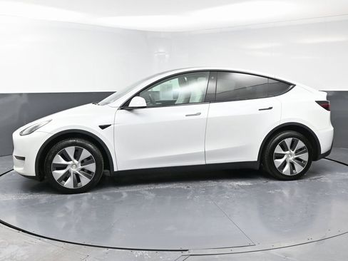 Used 2022 Tesla Model Y Long Range image 5