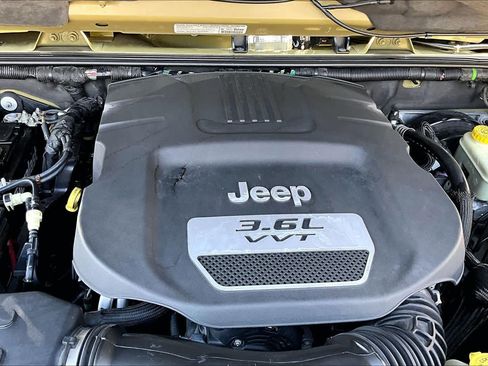 Used 2013 Jeep Wrangler Unlimited Rubicon w/ Connectivity Group AWD/4WD image 34