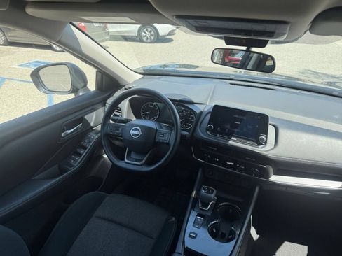 Used 2025 Nissan Rogue SV FWD image 31