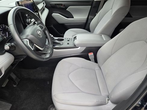 Used 2023 Toyota Highlander LE FWD image 8