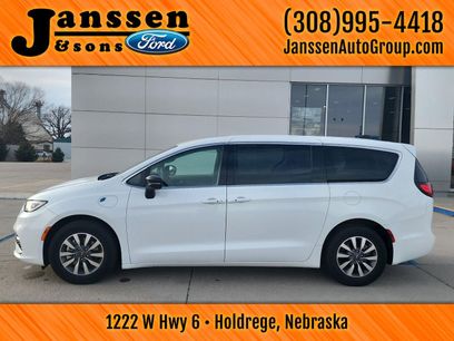 Used 2024 Chrysler Pacifica Select