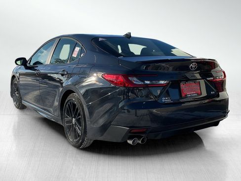 Used 2025 Toyota Camry SE image 3