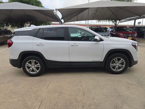 Used 2024 GMC Terrain SLE FWD image 2