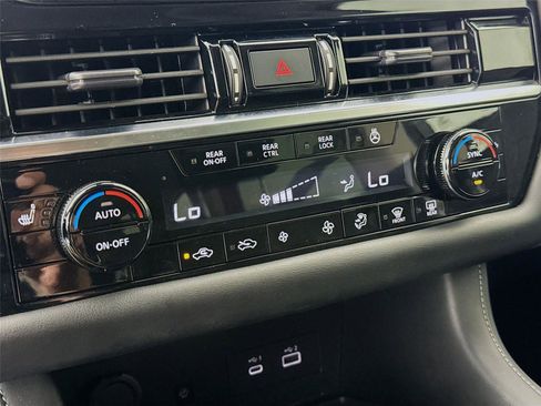 Used 2023 Nissan Pathfinder SL w/ SL Premium Package FWD image 15