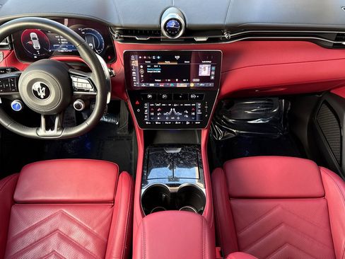 Used 2025 Maserati Grecale Modena image 14