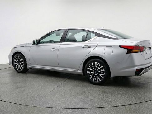 Used 2025 Nissan Altima 2.5 SV FWD image 6