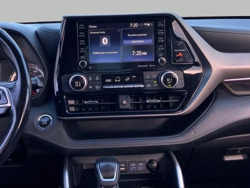 Used 2022 Toyota Highlander LE FWD image 7