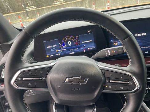 Used 2025 Chevrolet Traverse Z71 image 32