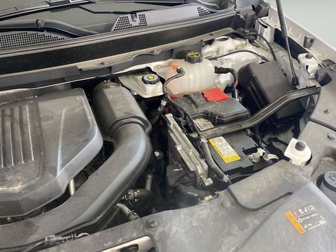 Used 2025 Chevrolet Traverse LT FWD image 4