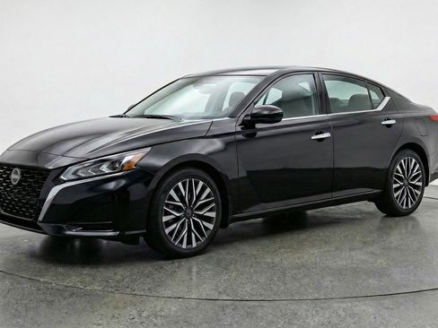 Used 2025 Nissan Altima 2.5 SV image 3