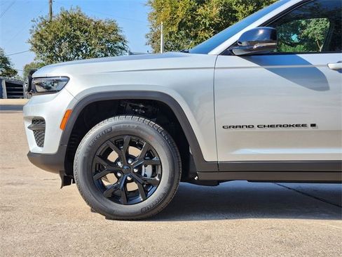 New 2025 Jeep Grand Cherokee Altitude image 6