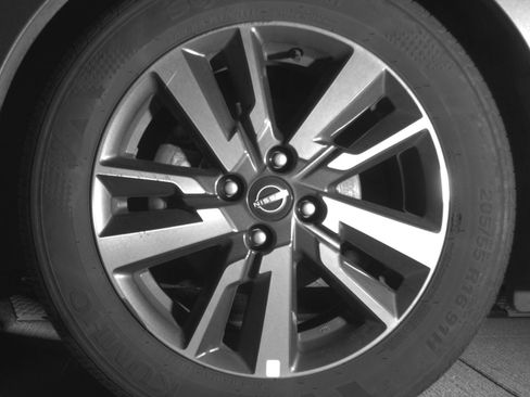 Used 2025 Nissan Versa SV FWD image 12