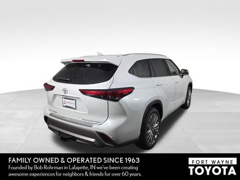 Used 2025 Toyota Highlander Platinum image 7