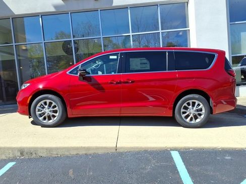 New 2026 Chrysler Pacifica Select AWD/4WD image 4