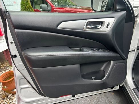 Used 2018 Nissan Pathfinder SL image 9