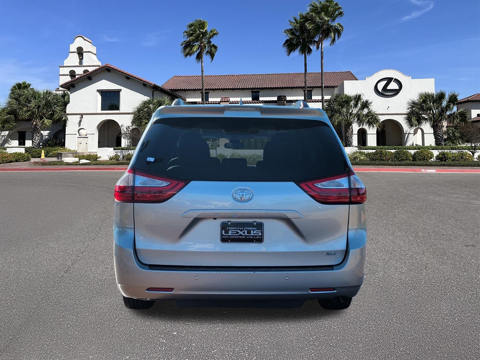Used 2019 Toyota Sienna XLE w/ XLE Navigation Package FWD image 3